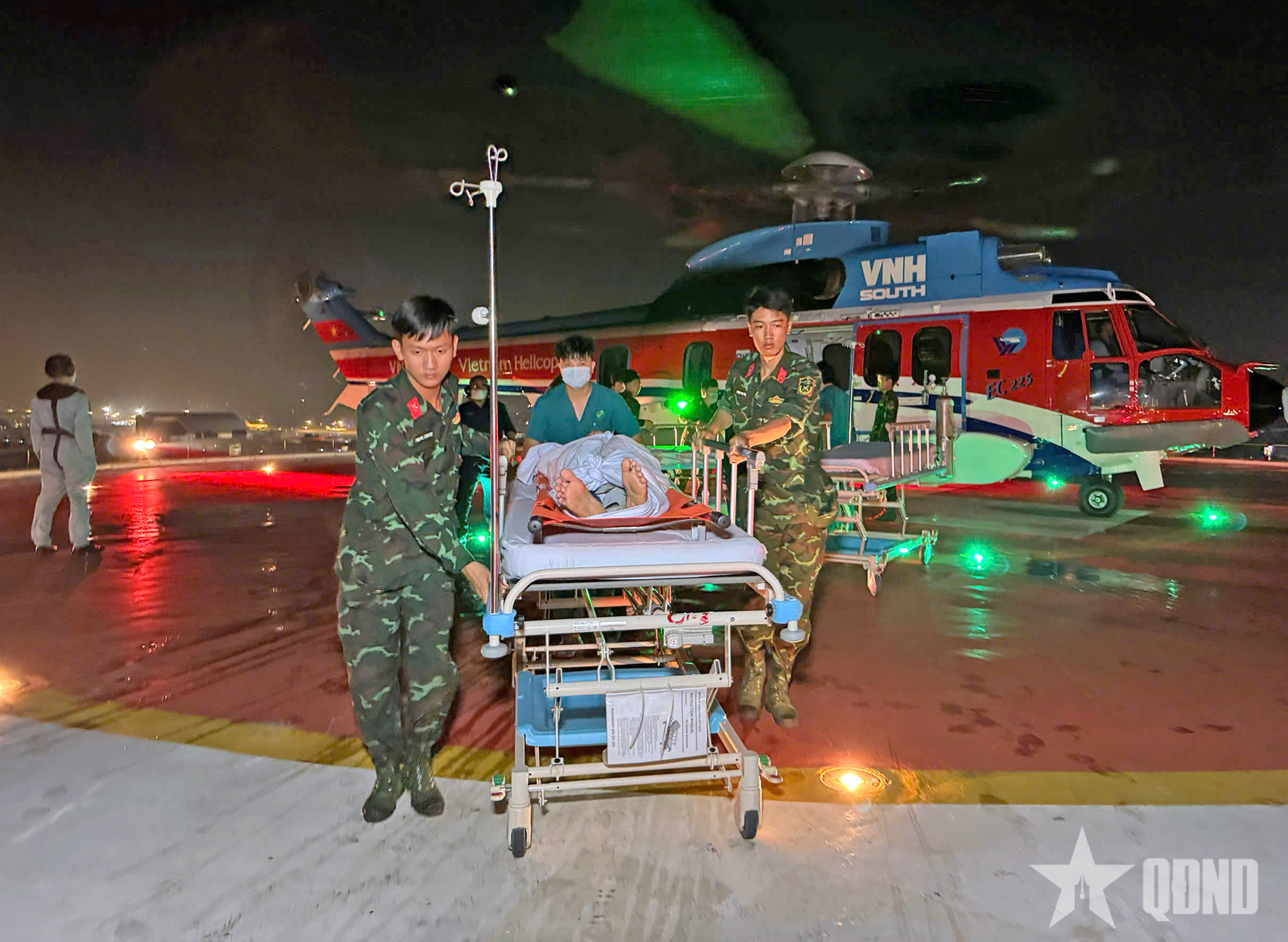 Vượt bão, đưa 3 bệnh nhân về đất liền bằng đường không