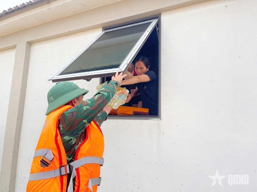 Nghệ An: Bộ đội lội nước đưa đồ ăn, thức uống đến tận tay bà con vùng ngập lụt