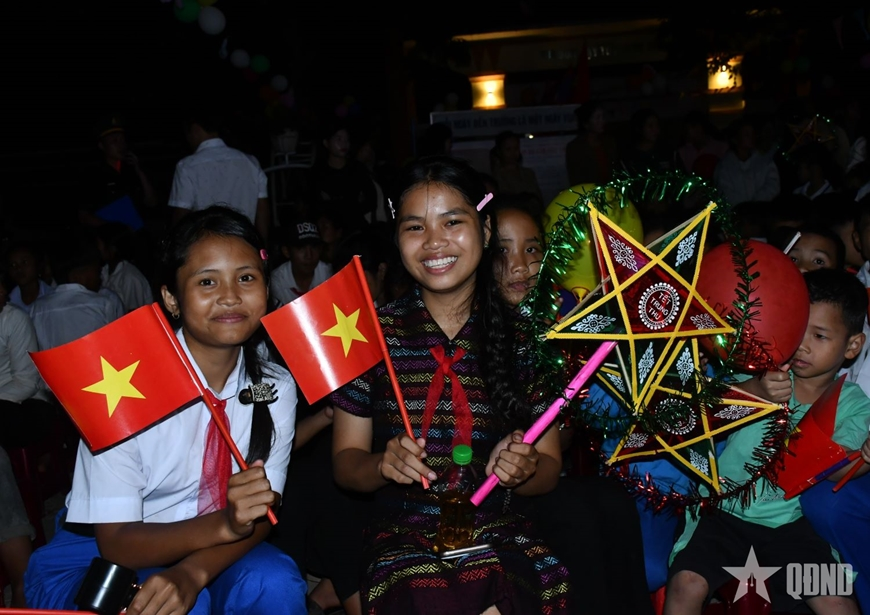 Quảng Trị: Gần 1.200 thiếu niên, nhi đồng Việt Nam - Lào vui đêm hội trăng rằm
