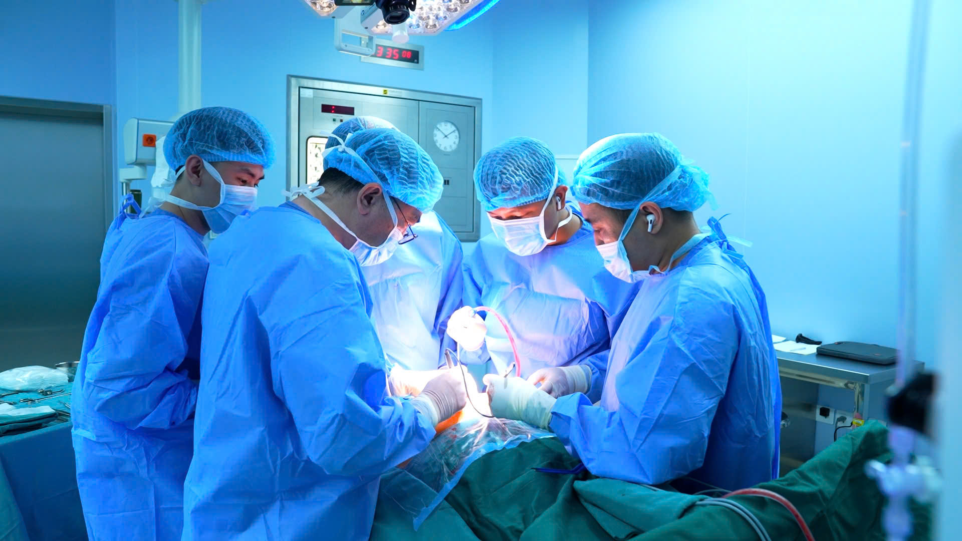 Phẫu thuật cắt đa tạng tiểu khung cứu sống bệnh nhân nữ mắc ung thư trực tràng tái phát