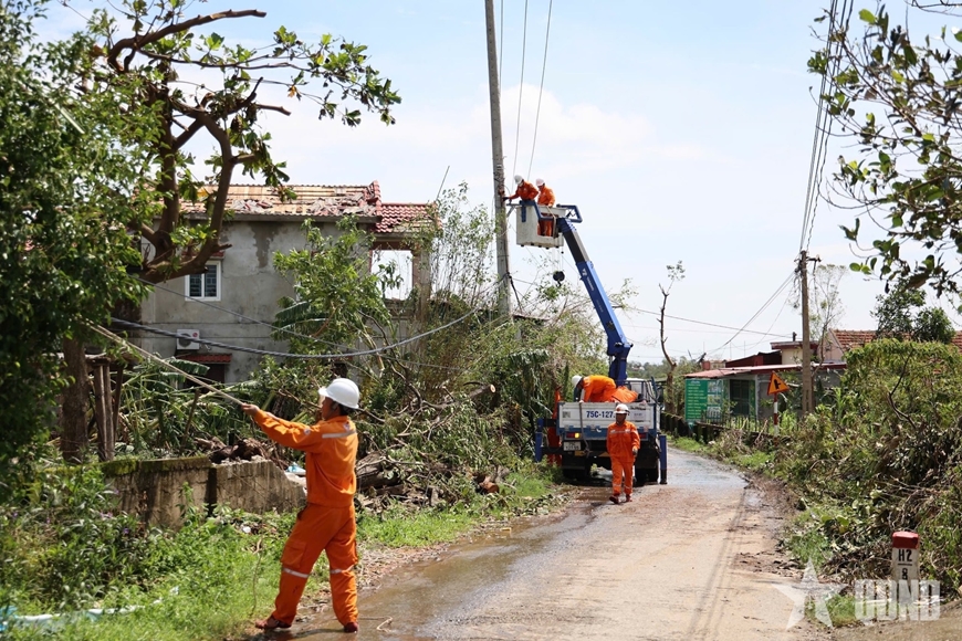Khôi phục cấp điện ở 100% khu vực bị ảnh hưởng của bão trong vài ngày tới