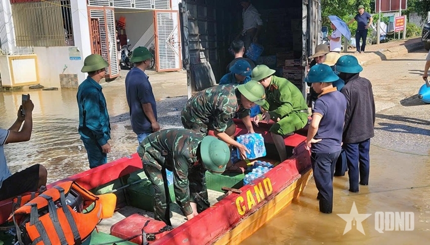 Quân đội huy động tối đa lực lượng, phương tiện hỗ trợ nhân dân khắc phục hậu quả bão số 10