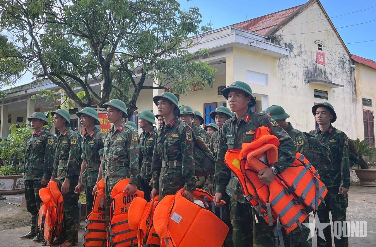 Thanh Hóa: gần 400 cán bộ, chiến sĩ tham gia giúp dân khắc phục ngập lụt tại Kim Tân