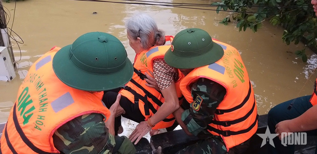 Thanh Hóa - Tình quân dân trong bão lũ