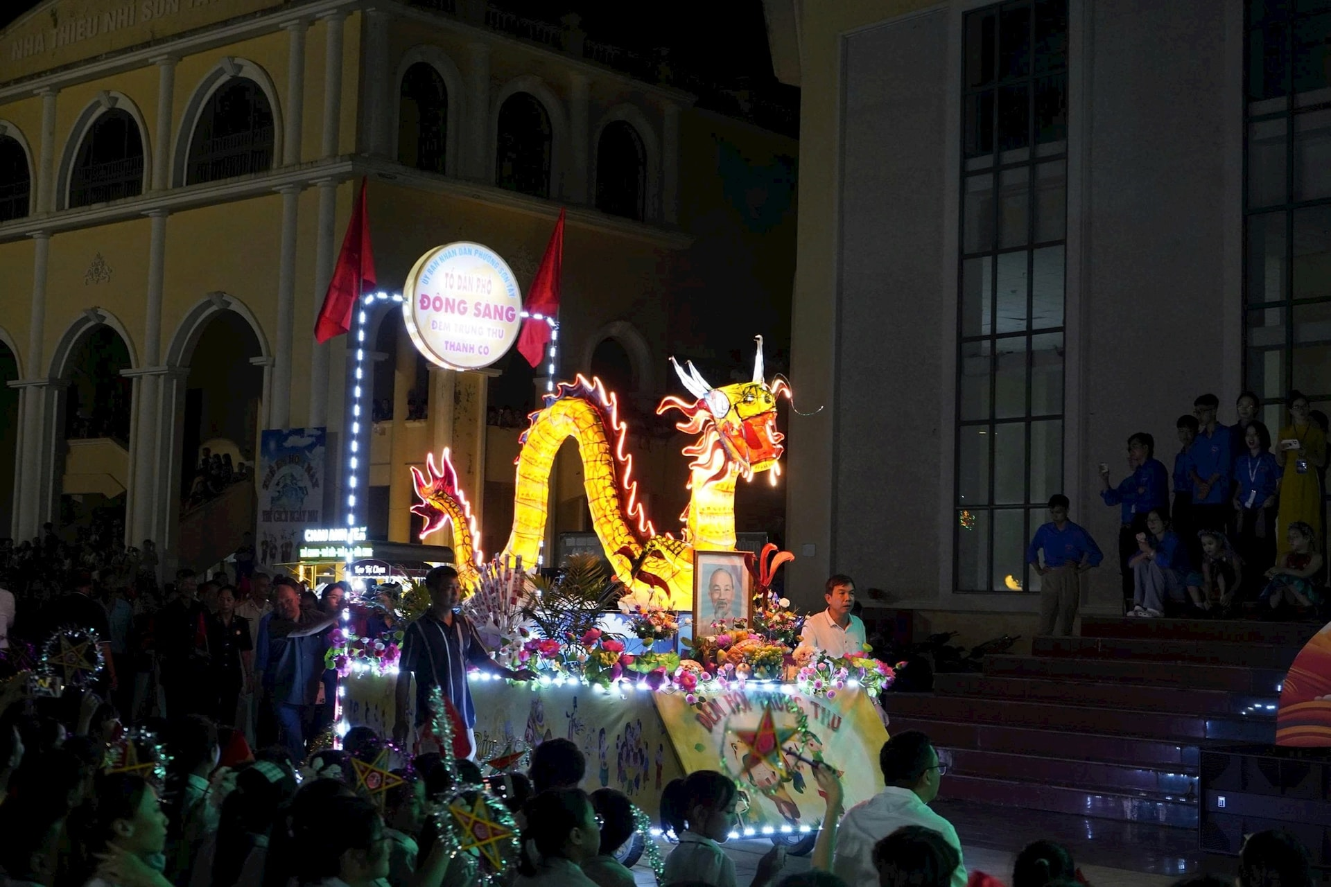 Hà Nội: Rực rỡ đêm hội trăng rằm phường Sơn Tây