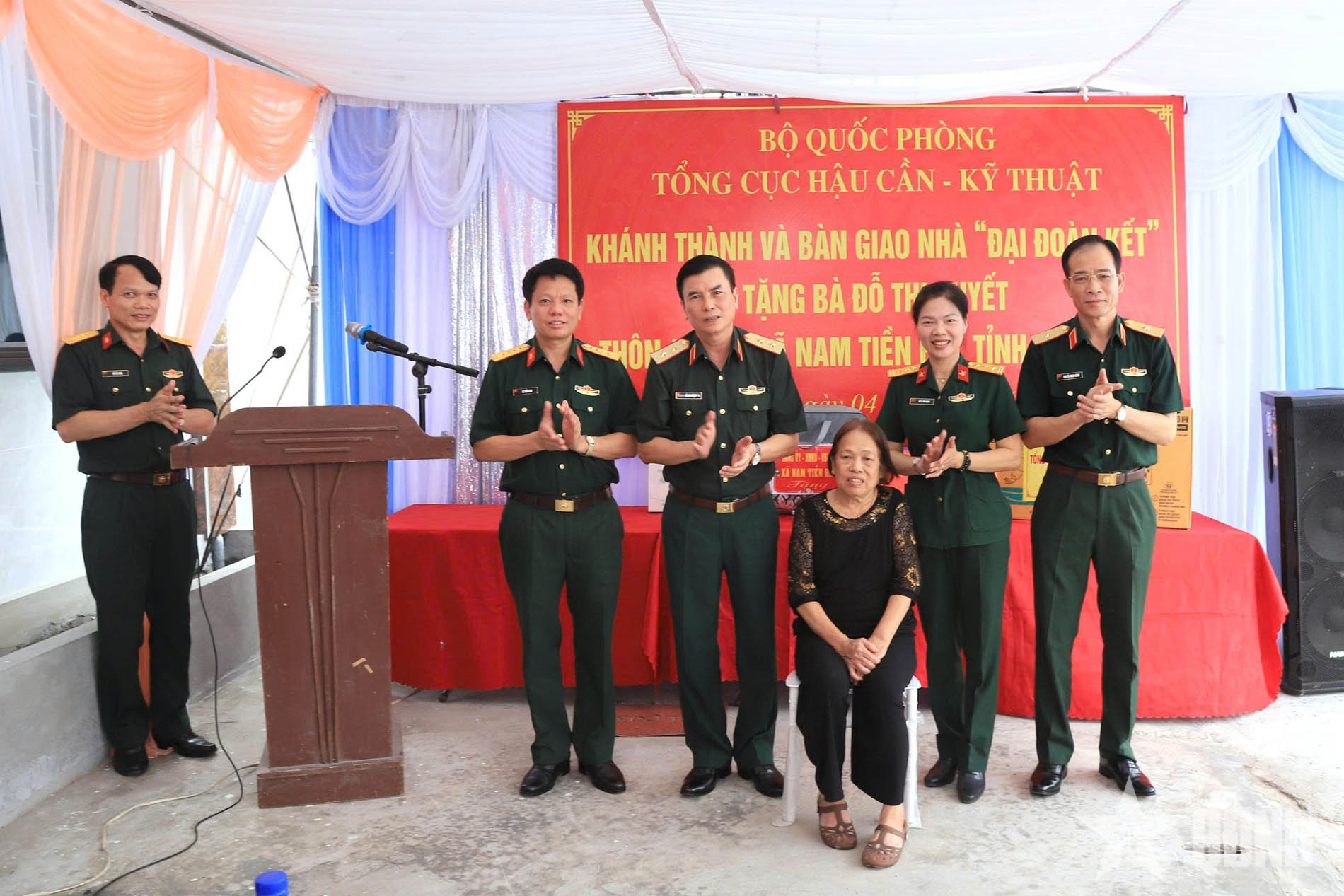 Tổng cục Hậu cần – Kỹ thuật trao nhà 