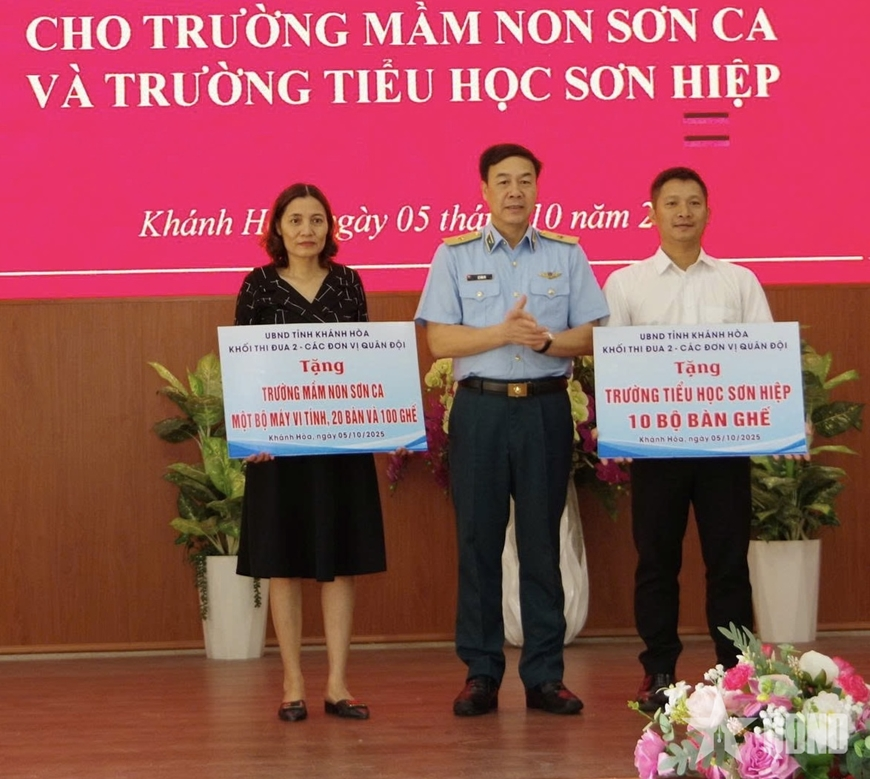 Trường Sĩ quan Không quân tặng quà thiếu nhi có hoàn cảnh khó khăn