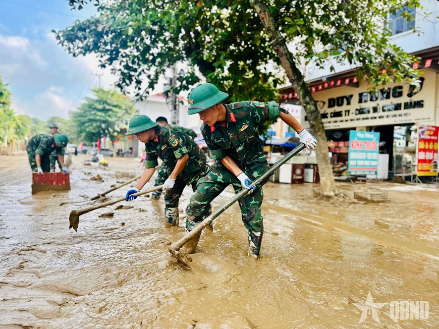 Phó thủ tướng Trần Hồng Hà thăm, động viên Trung đoàn 174 giúp dân khắc phục hậu quả bão số 10