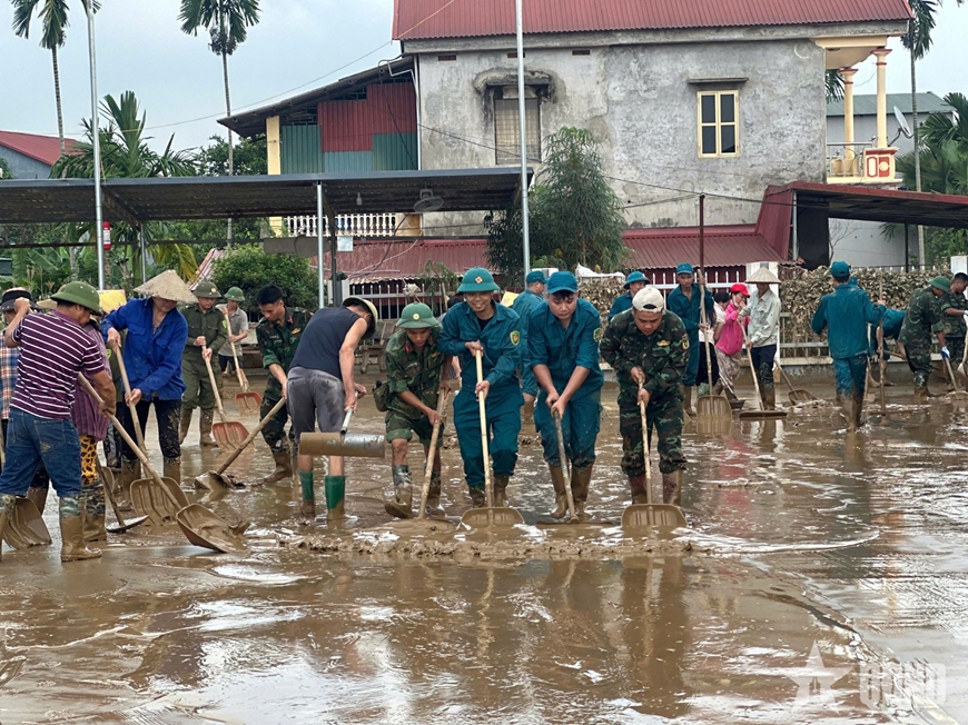 Phó thủ tướng Trần Hồng Hà thăm, động viên Trung đoàn 174 giúp dân khắc phục hậu quả bão số 10