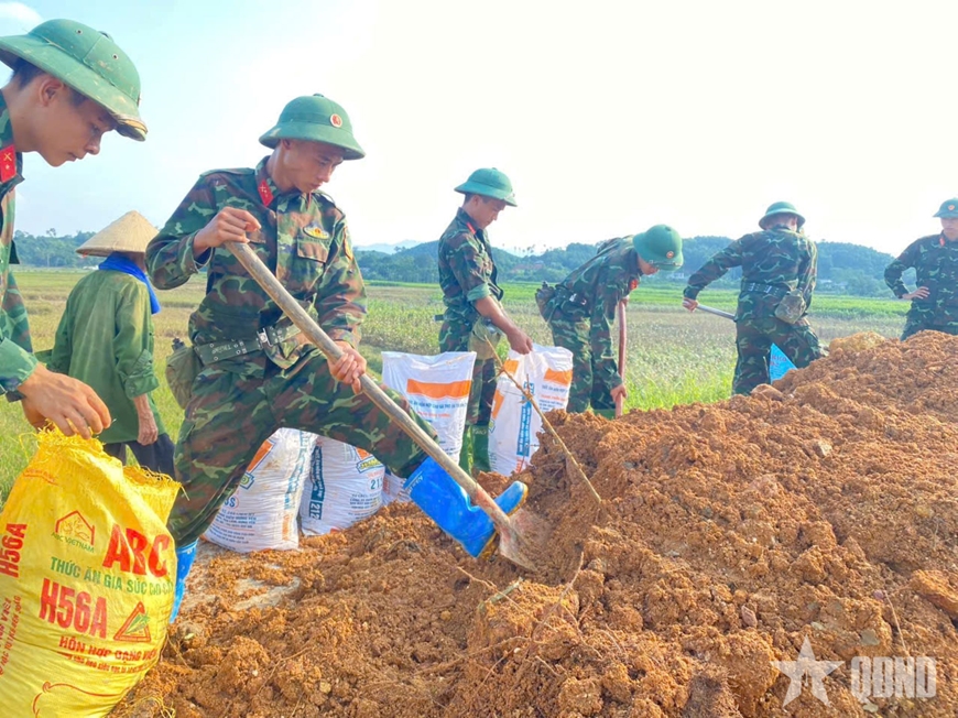 Phó thủ tướng Trần Hồng Hà thăm, động viên Trung đoàn 174 giúp dân khắc phục hậu quả bão số 10