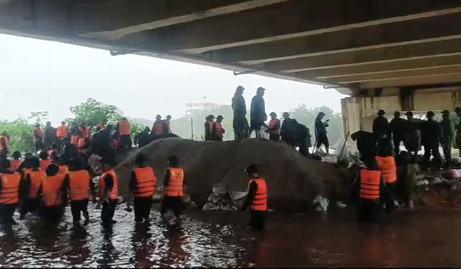 Bộ CHQS tỉnh Thái Nguyên cử cán bộ, chiến sĩ và phương tiện đến các điểm ngập úng giúp dân