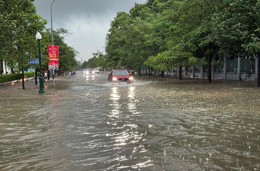 Hà Nội và các địa phương huy động tổng lực khắc phục mưa lũ và ngập úng