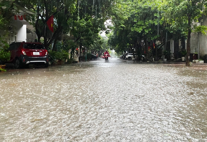 Hà Nội và các địa phương huy động tổng lực khắc phục mưa lũ và ngập úng