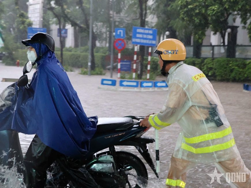 Mưa lớn suốt đêm khiến nhiều tuyến phố Hà Nội ngập sâu