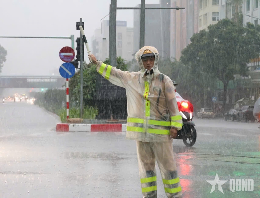 Mưa lớn suốt đêm khiến nhiều tuyến phố Hà Nội ngập sâu