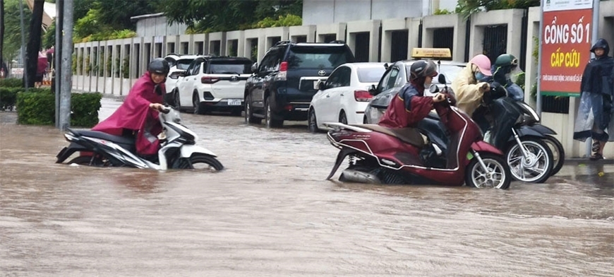 Hà Nội và các địa phương huy động tổng lực khắc phục mưa lũ và ngập úng