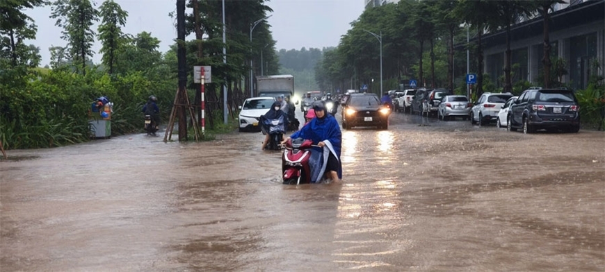 Hà Nội và các địa phương huy động tổng lực khắc phục mưa lũ và ngập úng
