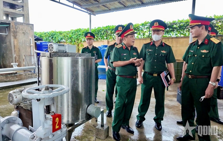 Đoàn công tác Tổng cục Hậu cần-Kỹ thuật kiểm tra Viện Kỹ thuật xăng dầu Quân đội