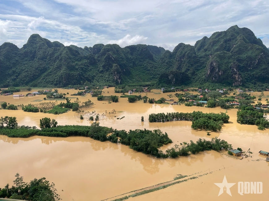 2 trực thăng Không quân bay cứu trợ nhân dân Lạng Sơn