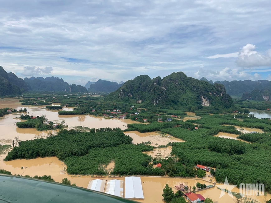 2 trực thăng Không quân bay cứu trợ nhân dân Lạng Sơn
