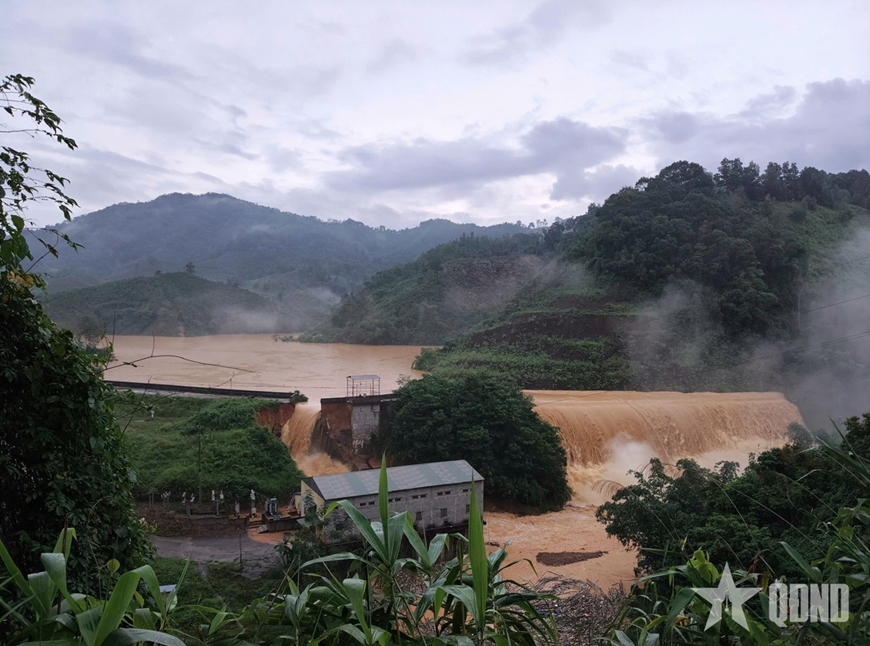 Lạng Sơn: Bộ đội đến từng nhà đưa người dân rời vùng ngập lụt