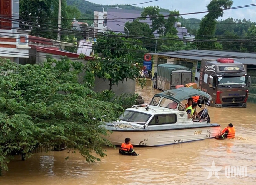 Lạng Sơn: Bộ đội đến từng nhà đưa người dân rời vùng ngập lụt