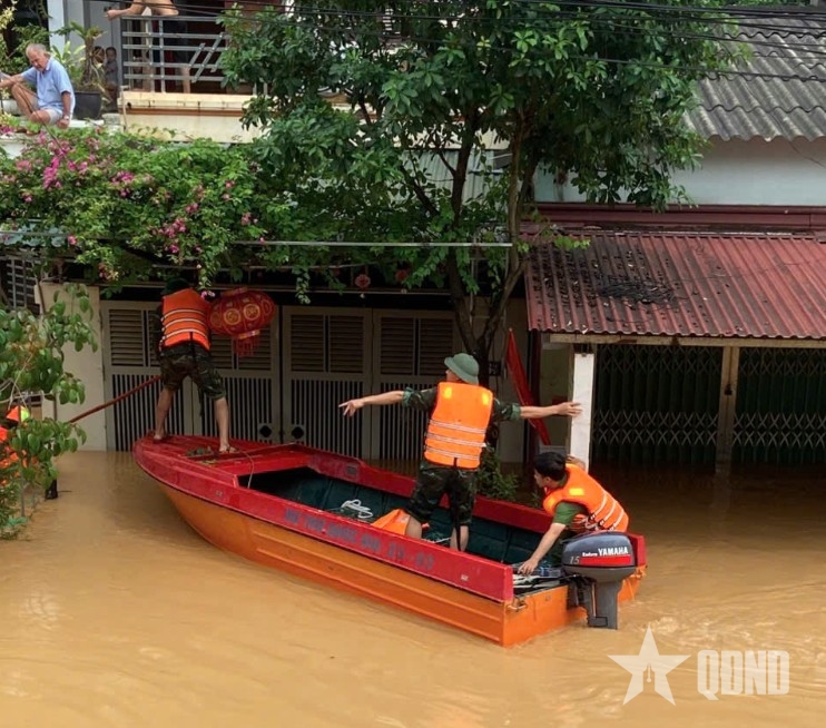 Lạng Sơn: Bộ đội đến từng nhà đưa người dân rời vùng ngập lụt