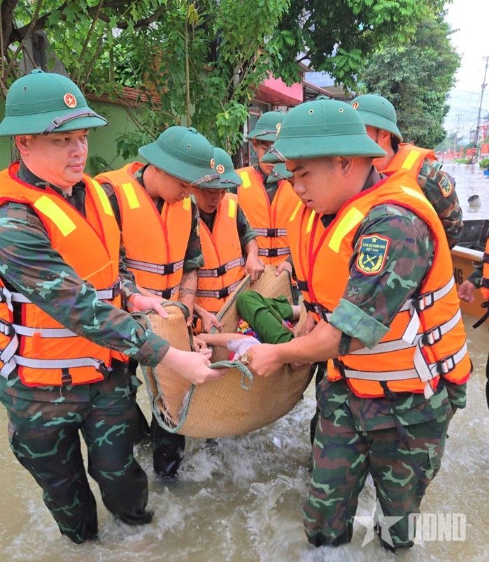 Lạng Sơn: Bộ đội đến từng nhà đưa người dân rời vùng ngập lụt