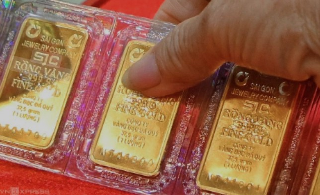Giá vàng hôm nay (trưa 8-10): Tăng dựng đứng lên mức cao chưa từng có