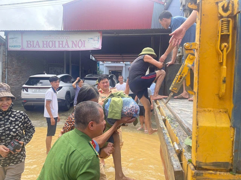 Hà Nội: Cảnh sát giao thông phối hợp sơ tán, di dời dân vùng hạ lưu sông Cầu