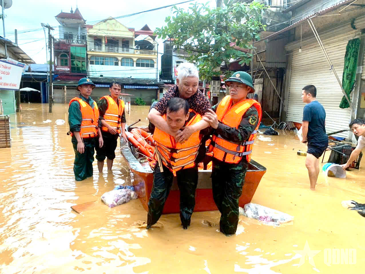 LLVT tỉnh Thái Nguyên di dời người già, trẻ nhỏ, người tàn tật, phụ nữ có thai ra khỏi vùng ngập lụt