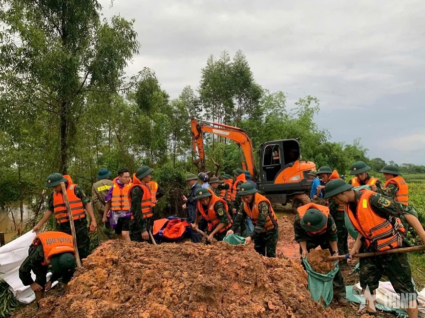 Bắc Ninh: Hơn 2.800 cán bộ, chiến sĩ quân đội giúp dân chống mưa lũ, ngập lụt