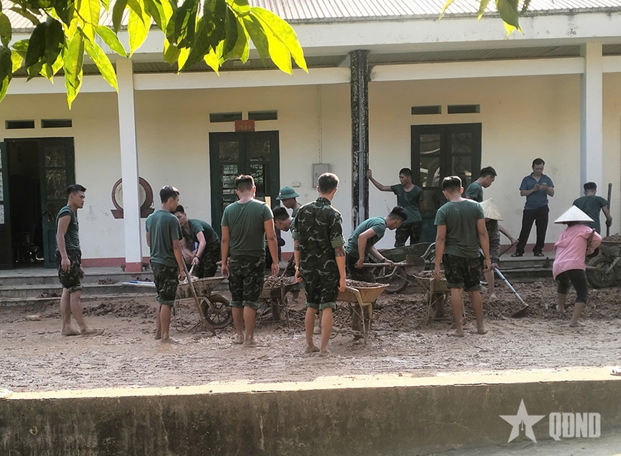 Bộ CHQS tỉnh Thái Nguyên tham gia khắc phục hậu quả của cơn bão số 11