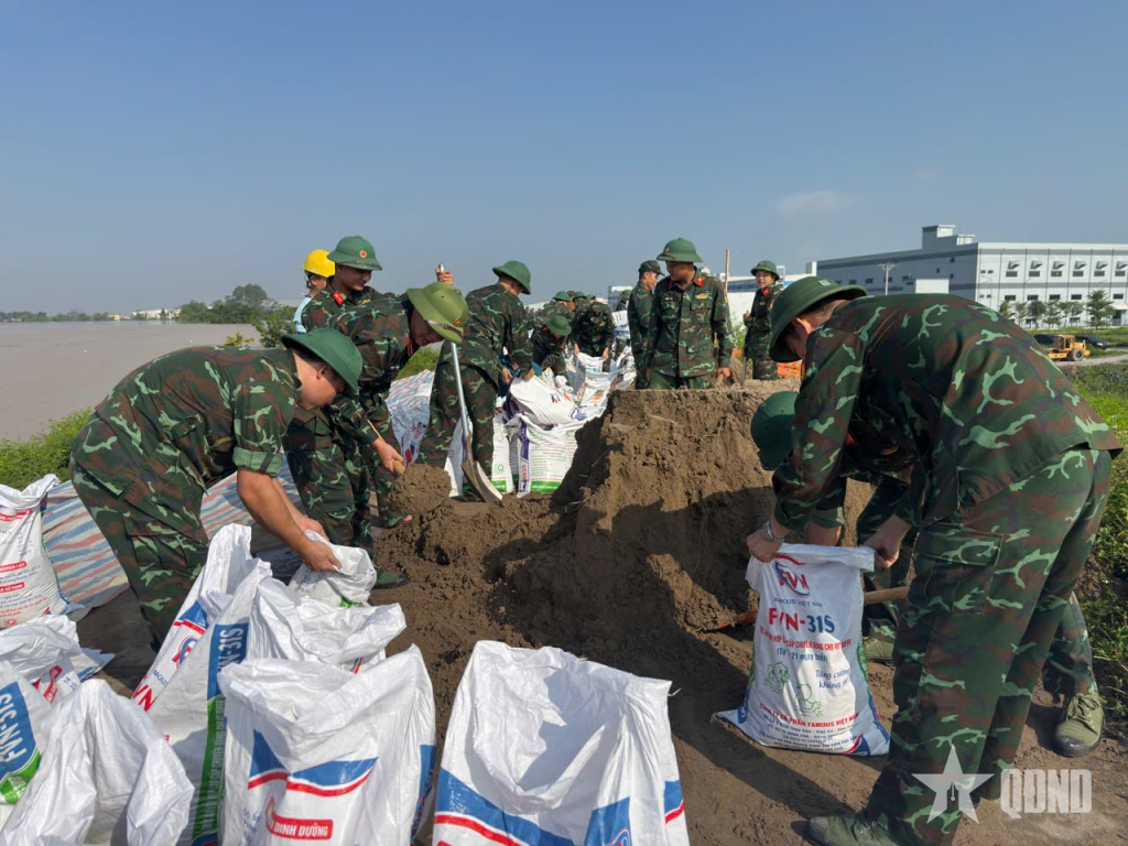 Bộ đội gia cố tuyến đê xung yếu tại xã Hợp Thịnh, tỉnh Bắc Ninh
