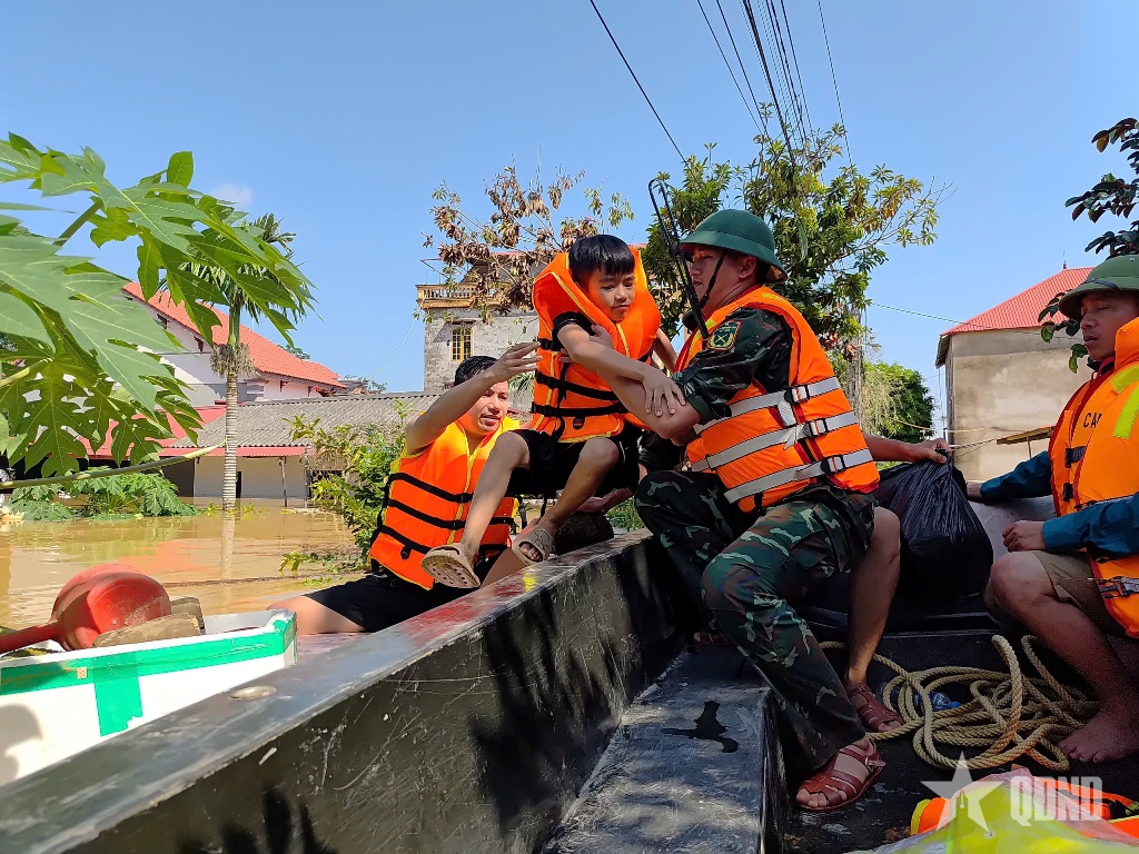 Trung đoàn 209 đưa nhu yếu phẩm, tiếp cận người dân bị ngập lụt ở khu vực Phú Cốc 