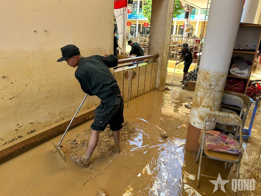 Trung đoàn Cảnh sát Cơ động Thủ đô ra quân hỗ trợ nhân dân khắc phục hậu quả bão số 11