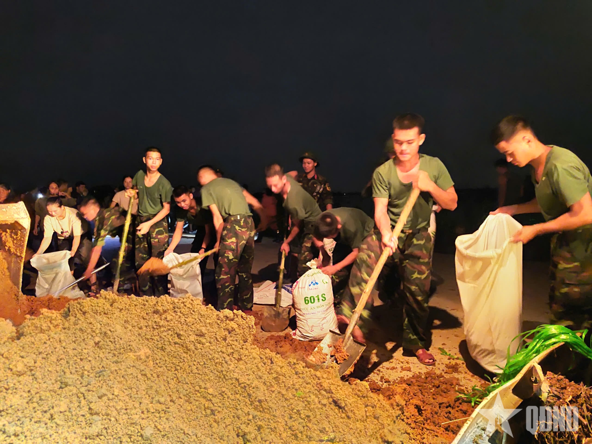 Trắng đêm hộ đê sông Cầu 