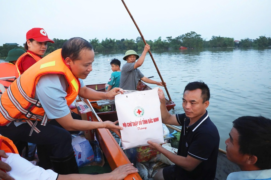 Trung ương Hội Chữ thập đỏ Việt Nam tiếp tục cứu trợ khẩn cấp người dân 10 tỉnh bị ảnh hưởng bởi bão số 10 và 11