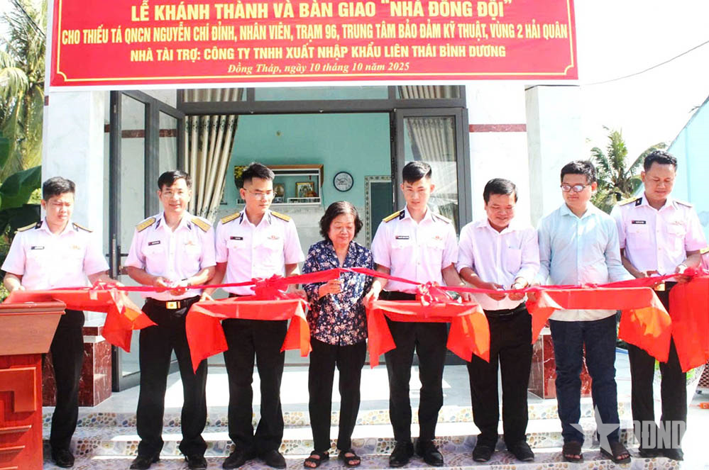 Trung tâm Bảo đảm kỹ thuật (Vùng 2 Hải quân) phối hợp trao nhà đồng đội