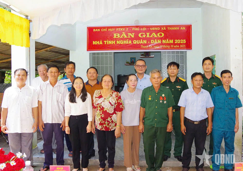 Ban chỉ huy Phòng thủ khu vực 2 - Phú Lợi trao nhà tình nghĩa quân dân