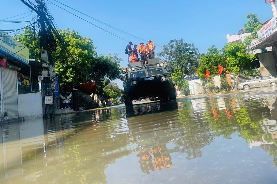 Bộ Công an điều xe đặc chủng, drone hỗ trợ vùng lụt Trung Giã, Đa Phúc
