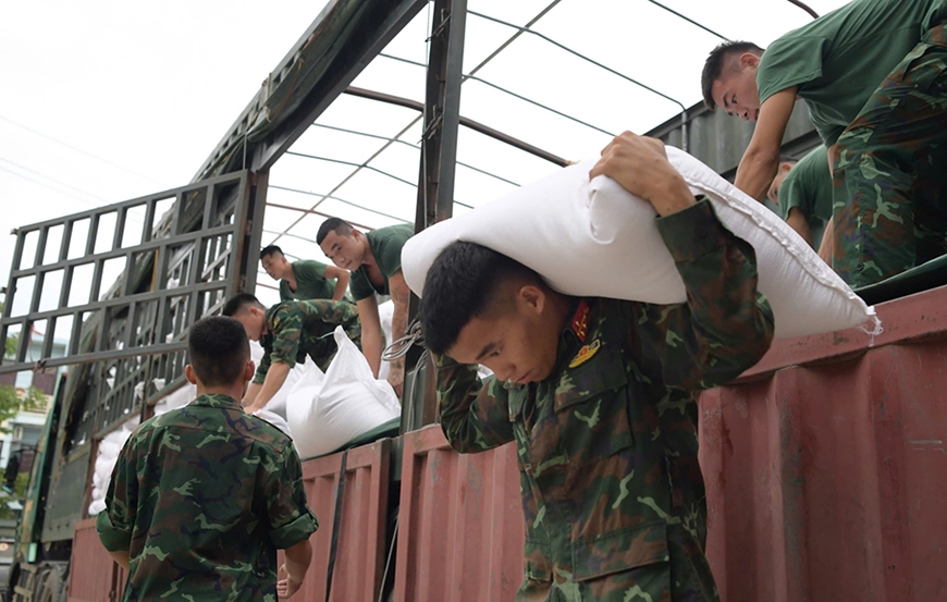 Lạng Sơn tiếp nhận 350 tấn gạo hỗ trợ nhân dân vùng ngập lụt