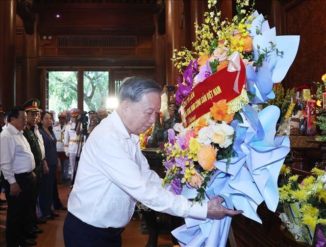 Tổng Bí thư Tô Lâm dâng hương tưởng nhớ Chủ tịch Hồ Chí Minh tại Nghệ An