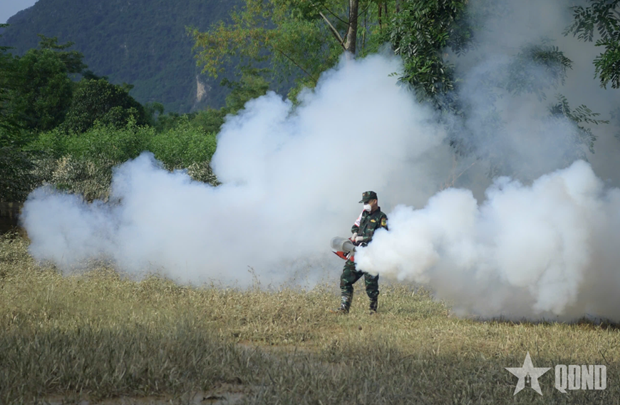Lạng Sơn: Khử khuẩn phòng chống ô nhiễm sau khi nước rút