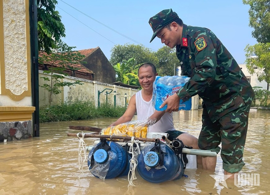 Lữ đoàn 971 (Cục Xe máy - Vận tải) đưa nhu yếu phẩm tới nhân dân