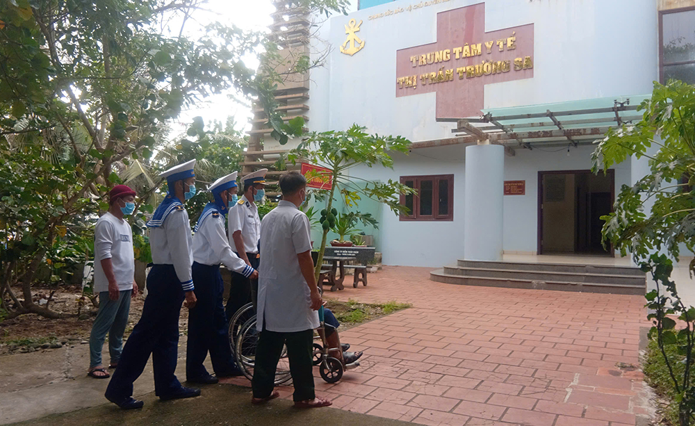 Đảo Trường Sa cấp cứu kịp thời ngư dân sốt cao, viêm phổi