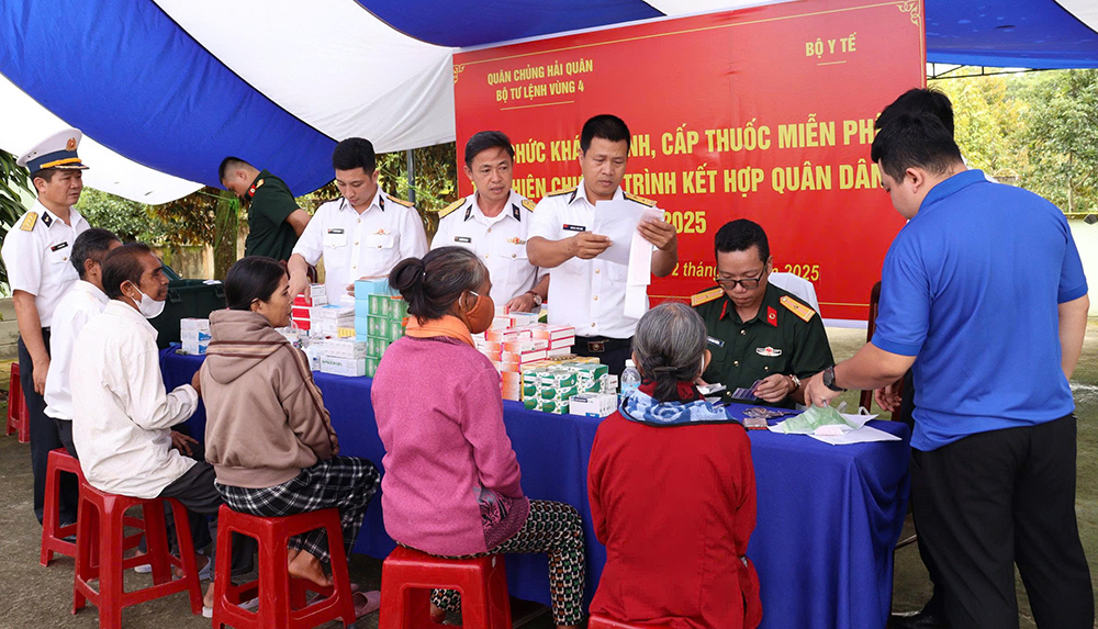 Vùng 4 Hải quân khám chữa bệnh miễn phí cho gia đình chính sách