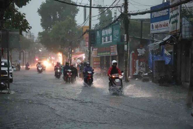 Cảnh báo mưa lớn cục bộ từ Hà Tĩnh đến Lâm Đồng và Nam Bộ