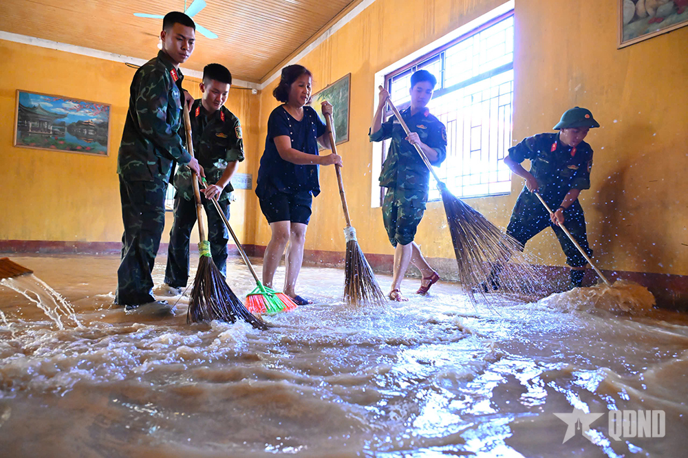 Bộ đội khẩn trương giúp dân vùng lũ Lạng Sơn