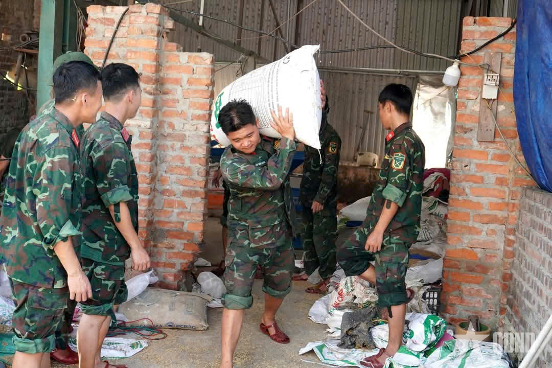 Bộ đội Sư đoàn 304 (Quân khu 2) giúp dân khắc phục hậu quả mưa lũ

